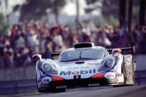 Photographie de la Porsche 911 GT1-98 n°26 en appui sur trois roues lors des 24 Heures du Mans 1998 - Photo : © Sebastien Desnoulez Photographe