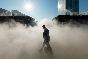 Walking through the fog - Photo : © Sebastien Desnoulez