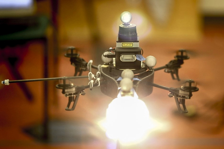 Le MIT conçoit un drone d’éclairage pour photographes