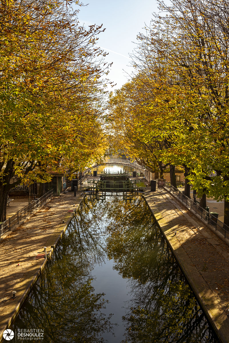 Couleurs d’automne sur le canal Saint-Martin à Paris