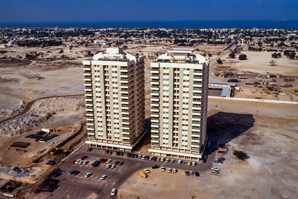 Dubai 1991 - Al Rostamani Towers sur Sheikh Zayed Road - Photo © Sebastien Desnoulez