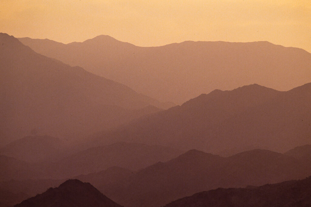 Silhouettes of the Al Ruman Mountains photographed from Fujairah, United Arab Emirates, 1991 - Photo: © Sebastien Desnoulez