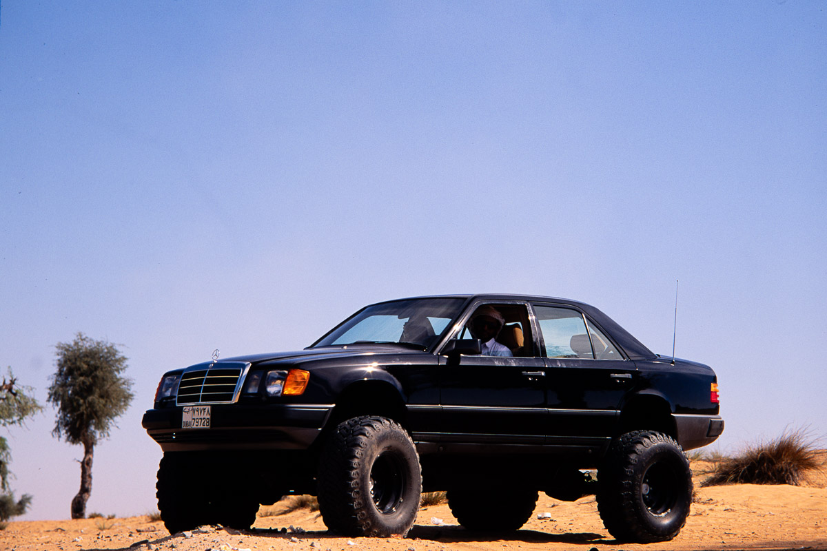 Mercedes W124 transformée en 4x4 dans le désert des Émirats arabes unis en 1991 - Photo : © Sebastien Desnoulez