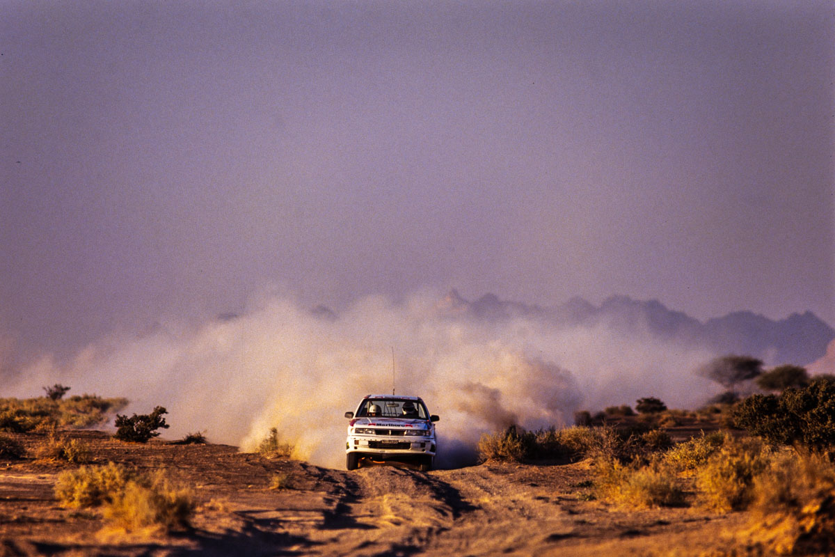 Rallye de Dubai 1990 - Lumière voilée dans le désert - Photo © Sebastien Desnoulez