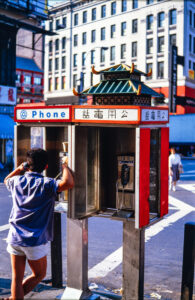 New York City 1985, cabine téléphonique à Chinatown, photo : © Sebastien Desnoulez New York City 1985, cabine téléphonique à Chinatown, photo : © Sebastien Desnoulez