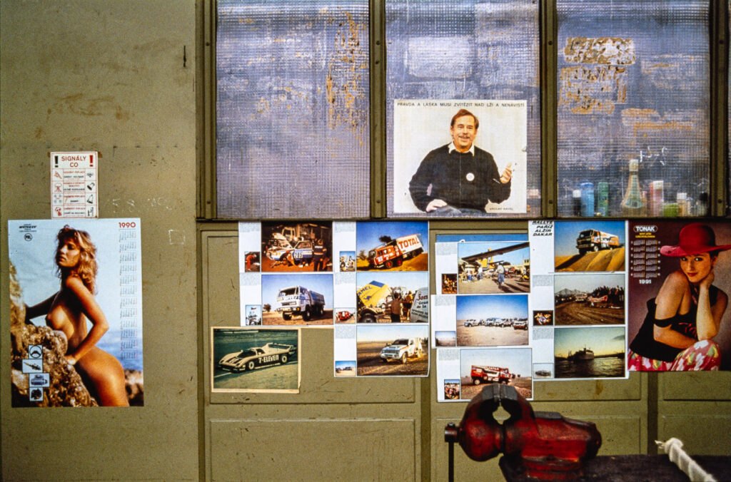 Václav Havel, camions Tatra au Dakar et pin-up dans l'usine Tatra à Příbor, Tchécoslovaquie 1991 - Photo : © Sebastien Desnoulez