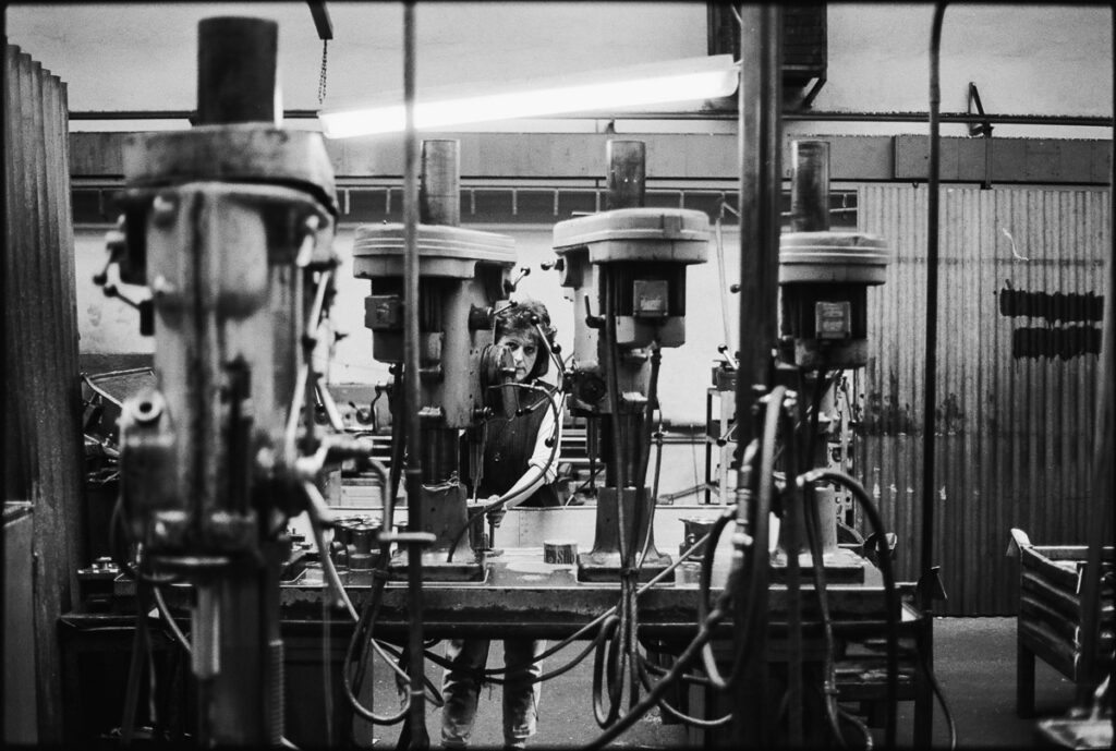 Ouvriers dans l'atelier moteur de l'usine Tatra à Příbor, Tchécoslovaquie 1991 - Photo : © Sebastien Desnoulez