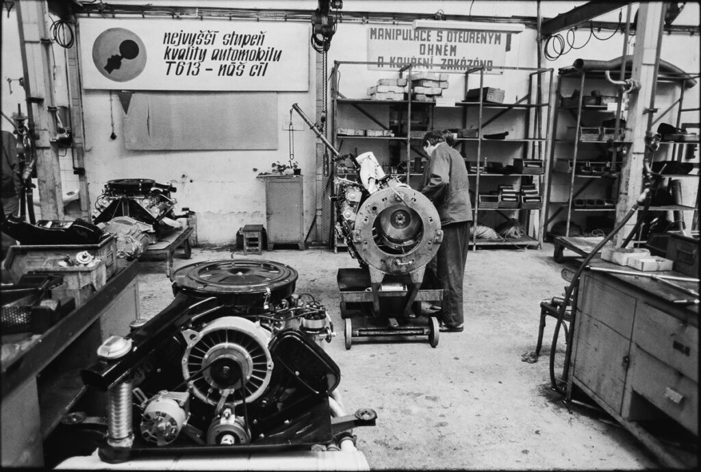 Atelier moteur de l'usine Tatra à Příbor, Tchécoslovaquie 1991 - Photo : © Sebastien Desnoulez