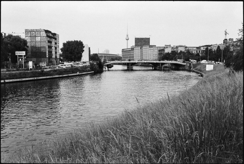 Berges de la Spree et tour de télévision de Berlin en juin 1995 – Photo © Sebastien Desnoulez