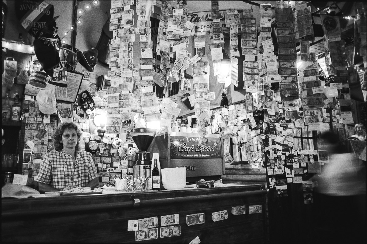 Bar couvert de billets de banque à Buenos Aires en 1995, photographié au Leica M6