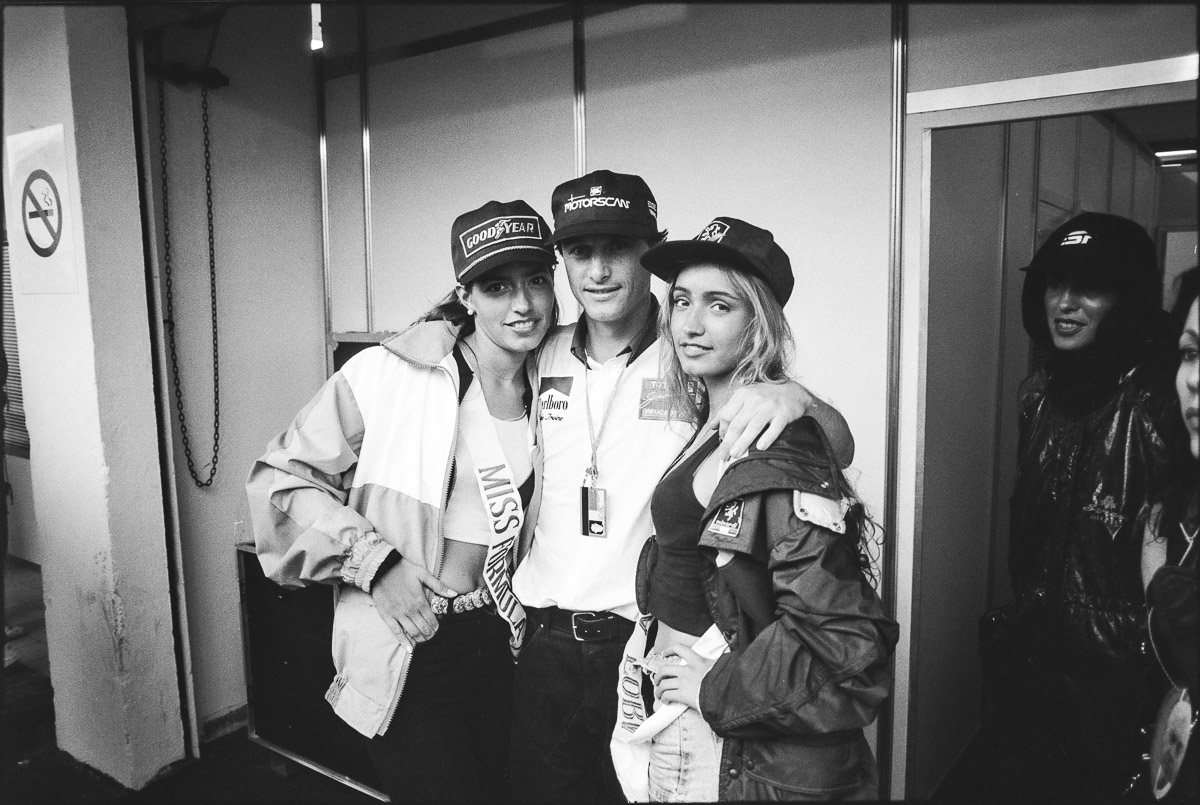 Eddie Irvine pose avec les Miss F1 locales - Buenos Aires en 1995 au Leica M6, pendant le GP d'Argentine - Photo : © Sebastien Desnoulez