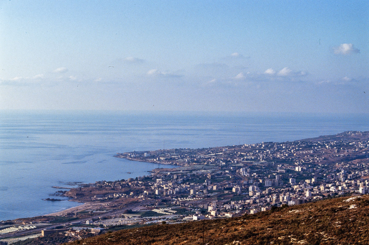 Vue de Byblos, ou Jbeil, et du littoral libanais en 1991 - Photo : © Sebastien Desnoulez