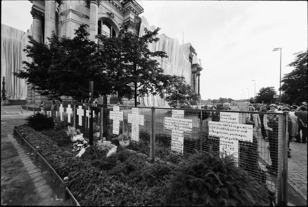 Croix des victimes du Mur de Berlin devant le Reichstag en juin 1995 – Photo © Sebastien Desnoulez