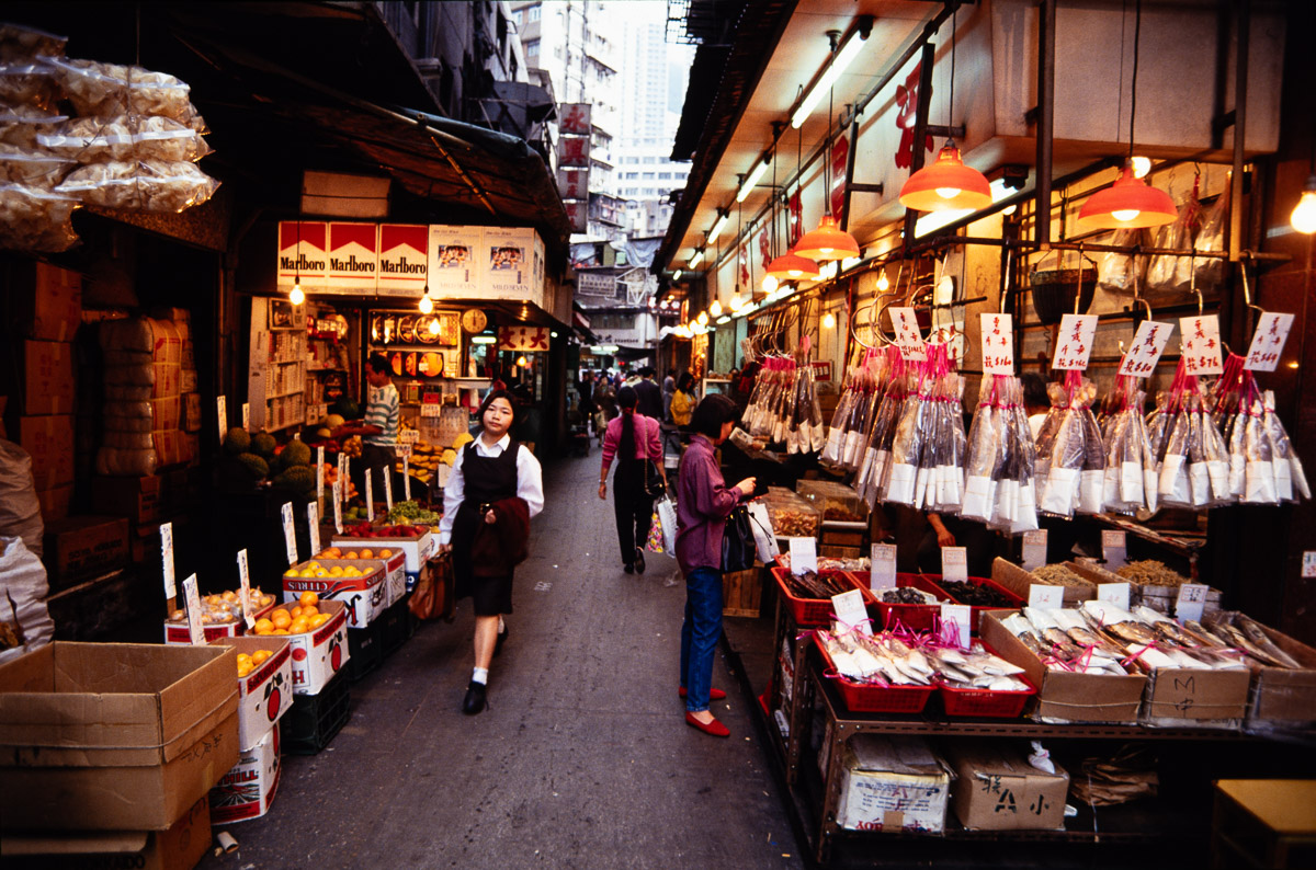 Échoppes et commerces dans les rues de Hong Kong Island en mars 1993 - Photo © Sebastien Desnoulez