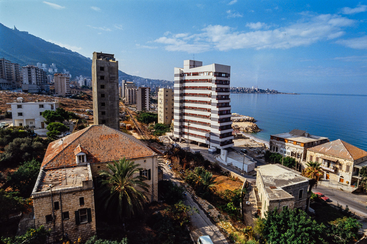Maisons traditionnelles et immeubles de Jounieh photographiés depuis ma chambre d’hôtel en 1991 - Photo : © Sebastien Desnoulez