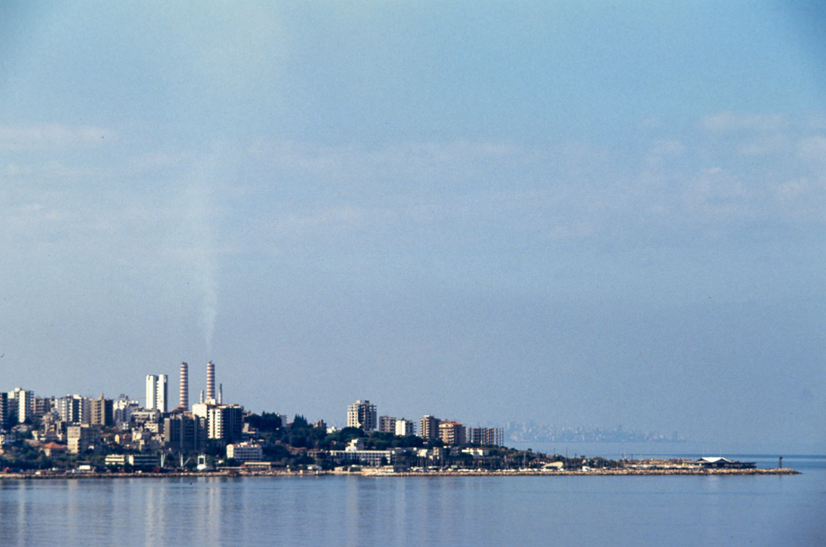 Baie de Jounieh et cheminées de la centrale thermique de Zouk en 1991 - Photo : © Sebastien Desnoulez