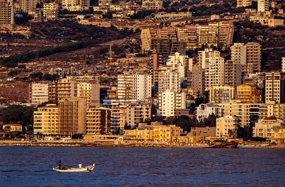 Cargo échoué dans la baie de Jounieh en 1991 - Photo : © Sebastien Desnoulez