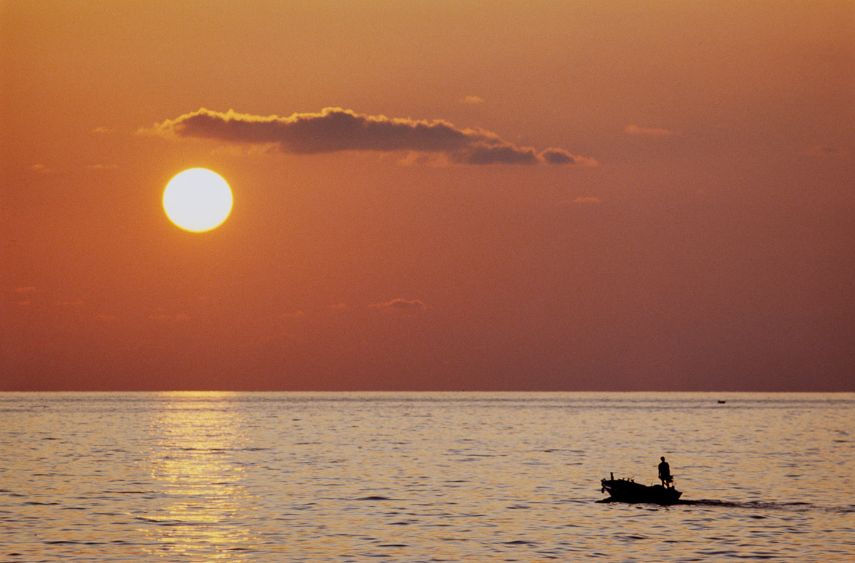 Barques photographiées au coucher du soleil dans la baie de Jounieh en 1991 - Photo : © Sebastien Desnoulez