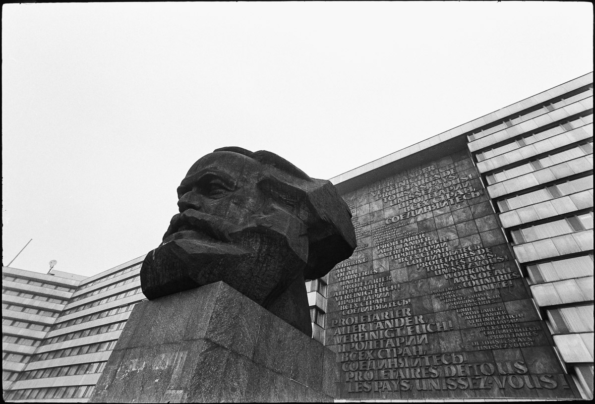 Karl Marx Monument in Chemnitz, former Karl-Marx-Stadt, March 1991 - Photo: © Sebastien Desnoulez