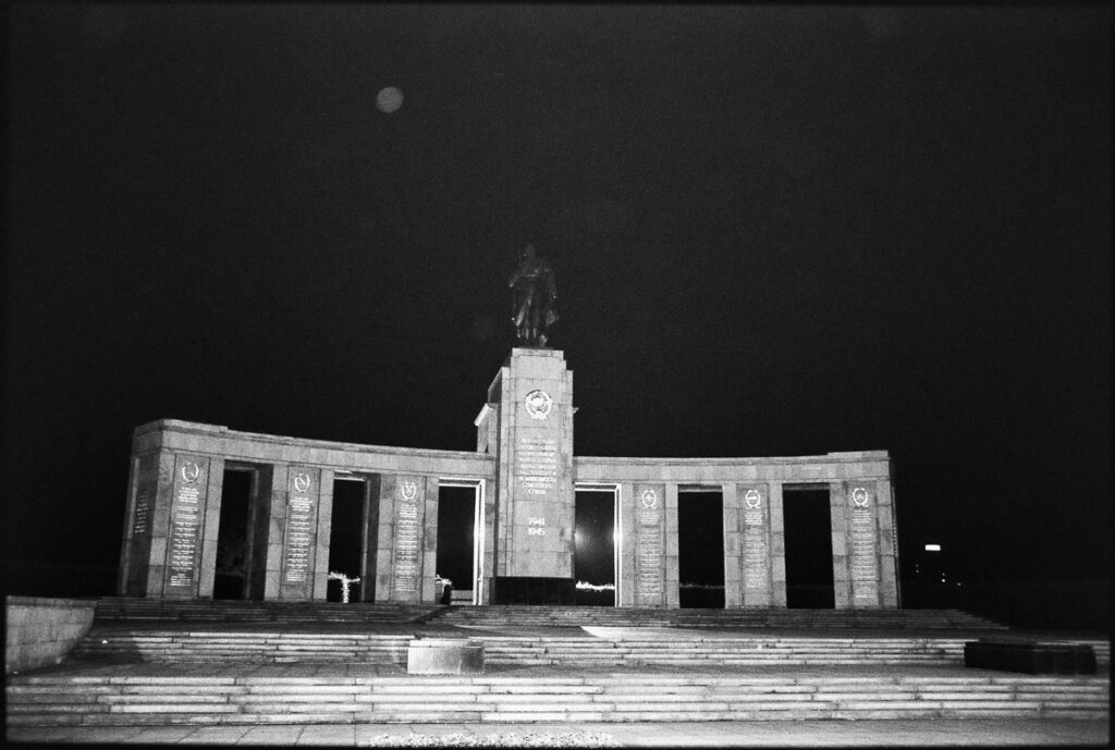 Mémorial soviétique du Tiergarten photographié de nuit à Berlin en juin 1995 – Photo © Sebastien Desnoulez