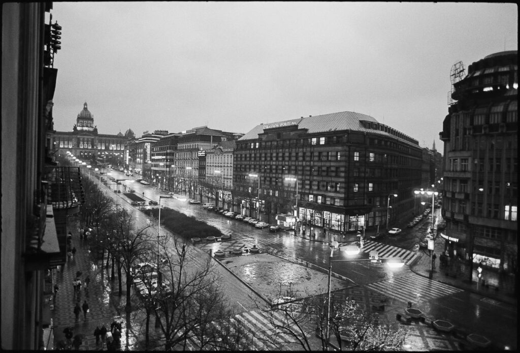 Place Vencelas depuis ma chambre à l'hotel Europa, Prague, Mars 1991 - Photo : © Sebastien Desnoulez