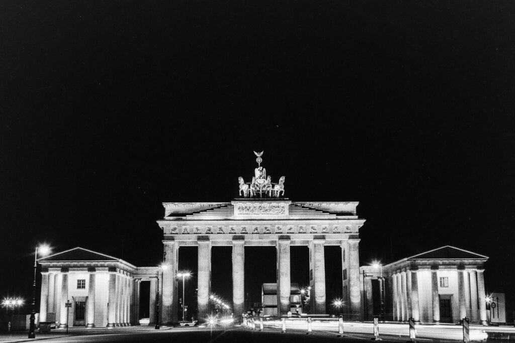 Porte de Brandebourg photographiée de nuit à Berlin le 20 juin 1995 – Photo © Sebastien Desnoulez