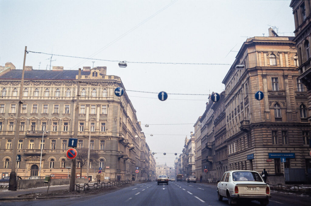 Traversée de Prague en voiture après l’annulation de notre vol pour Ostrava - Tchécoslovaquie, février 1991 - Photo : © Sebastien Desnoulez