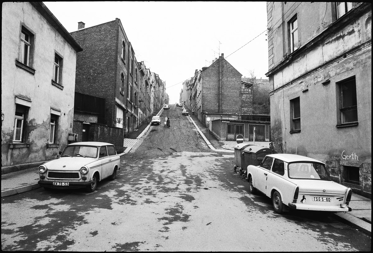 Obere Dunkelgasse in Reichenbach im Vogtland, former East Germany, March 1991 - Photo: © Sebastien Desnoulez