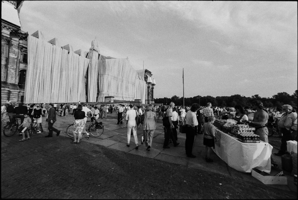 Visiteurs devant le Reichstag en cours d’emballage par Christo en juin 1995 – Photo © Sebastien Desnoulez