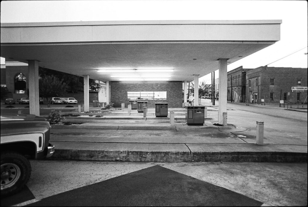 Photographier la banalité - Drive in banque - Nacogdoches, Texas, 1986 - Photo : © Sebastien Desnoulez