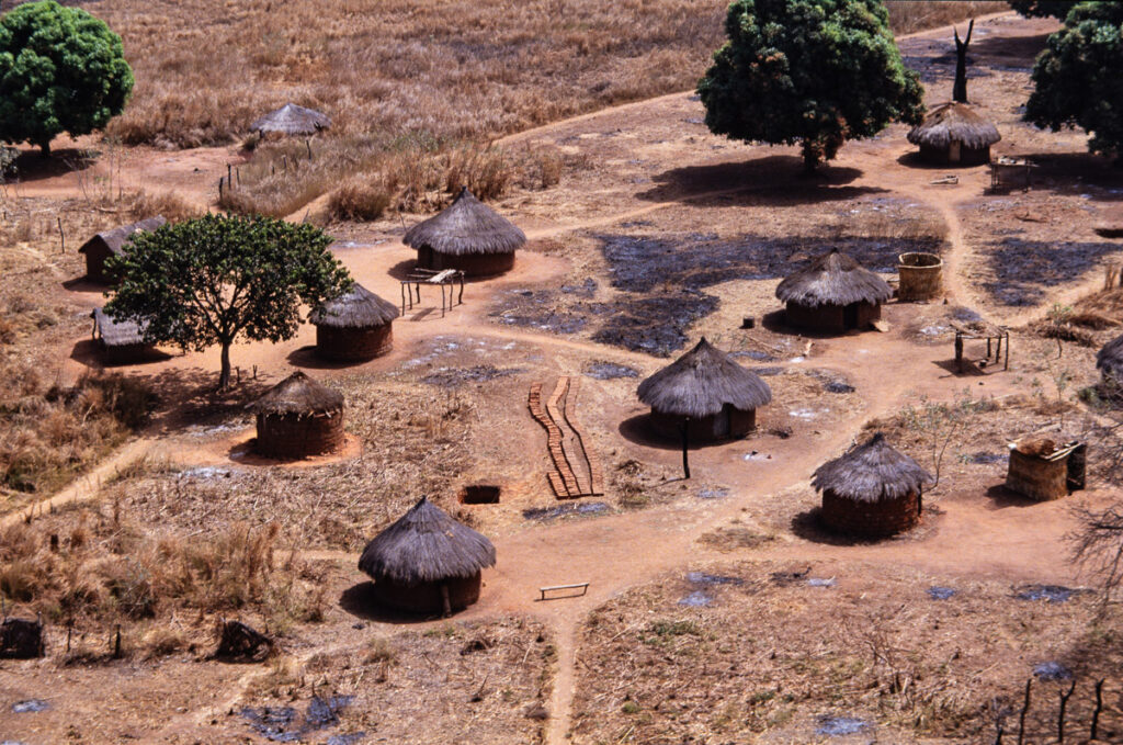Village au Tchad photographié d'hélicoptère pendant le Rallye Paris-Le Cap 1992 - Photo : © Sebastien Desnoulez