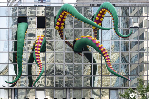 Un poulpe géant envahit un immeuble de La Défense - Photo : © Sebastien Desnoulez