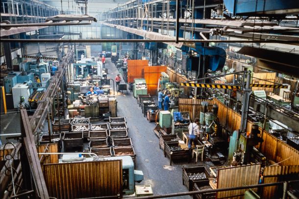 Visite de l'usine Tatra à Příbor en République Tchèque en 1991 - Photo : © Sebastien Desnoulez