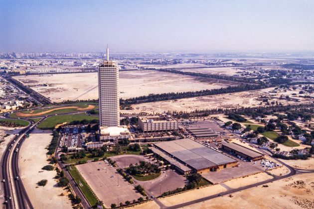 Dubai 1991 - World Trade Center Tower 1 and Hotel Hilton on Sheikh Zayed Road - Photo : © Sebastien Desnoulez