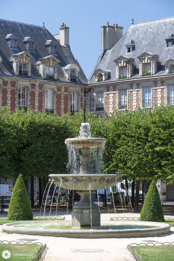 Fontaine de la Place des Vosges au printemps - Photo : © Sebastien Desnoulez
