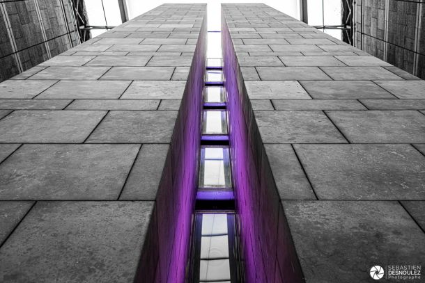 Monolithes lueur mauve, La Défense, Paris - Photo : © Sebastien Desnoulez