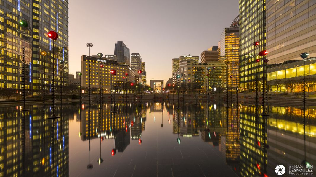 Bassin Takis de La Défense au coucher du soleil - Photo : © Sebastien Desnoulez