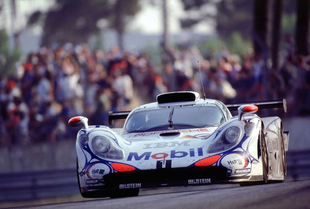 Photographie de la Porsche 911 GT1-98 n°26 en appui sur trois roues lors des 24 Heures du Mans 1998 - Photo : © Sebastien Desnoulez