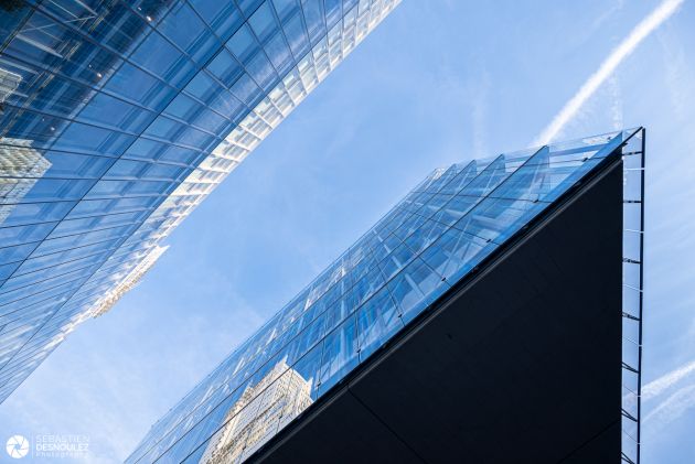 Réflexion du tribunal de Paris sur la façade de la Maison des Avocats - Photo : © Sebastien Desnoulez