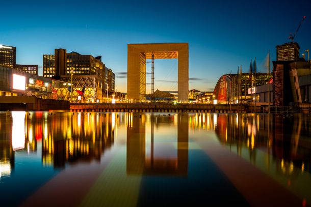 Réflexions de la Grande Arche dans la fontaine monumentale d'Agam à La Défense - Photo : © Sebastien Desnoulez