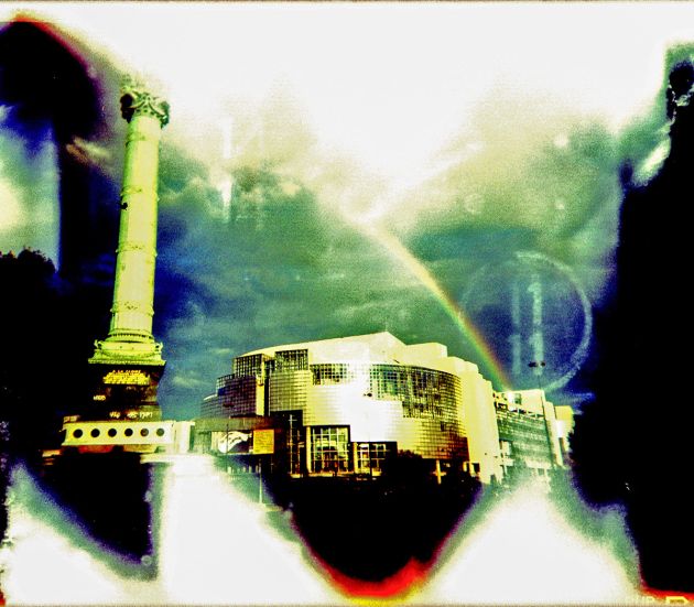 Arc en ciel place de la Bastille Paris - Série Hallucinations - Holga - Photo&nbsp;: © Sebastien Desnoulez